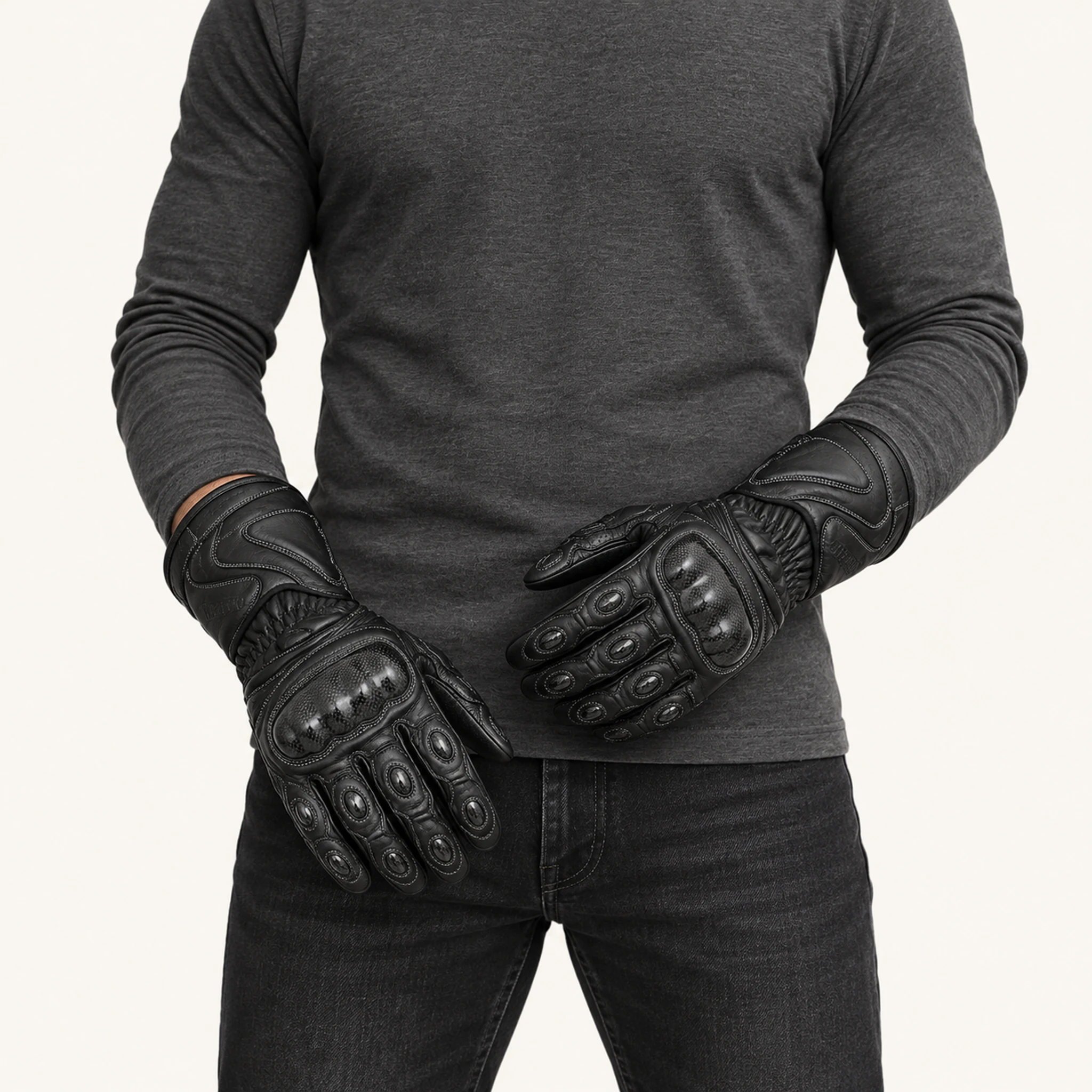 Leder-Motorradhandschuhe in Schwarz, an einer erwachsenen Person