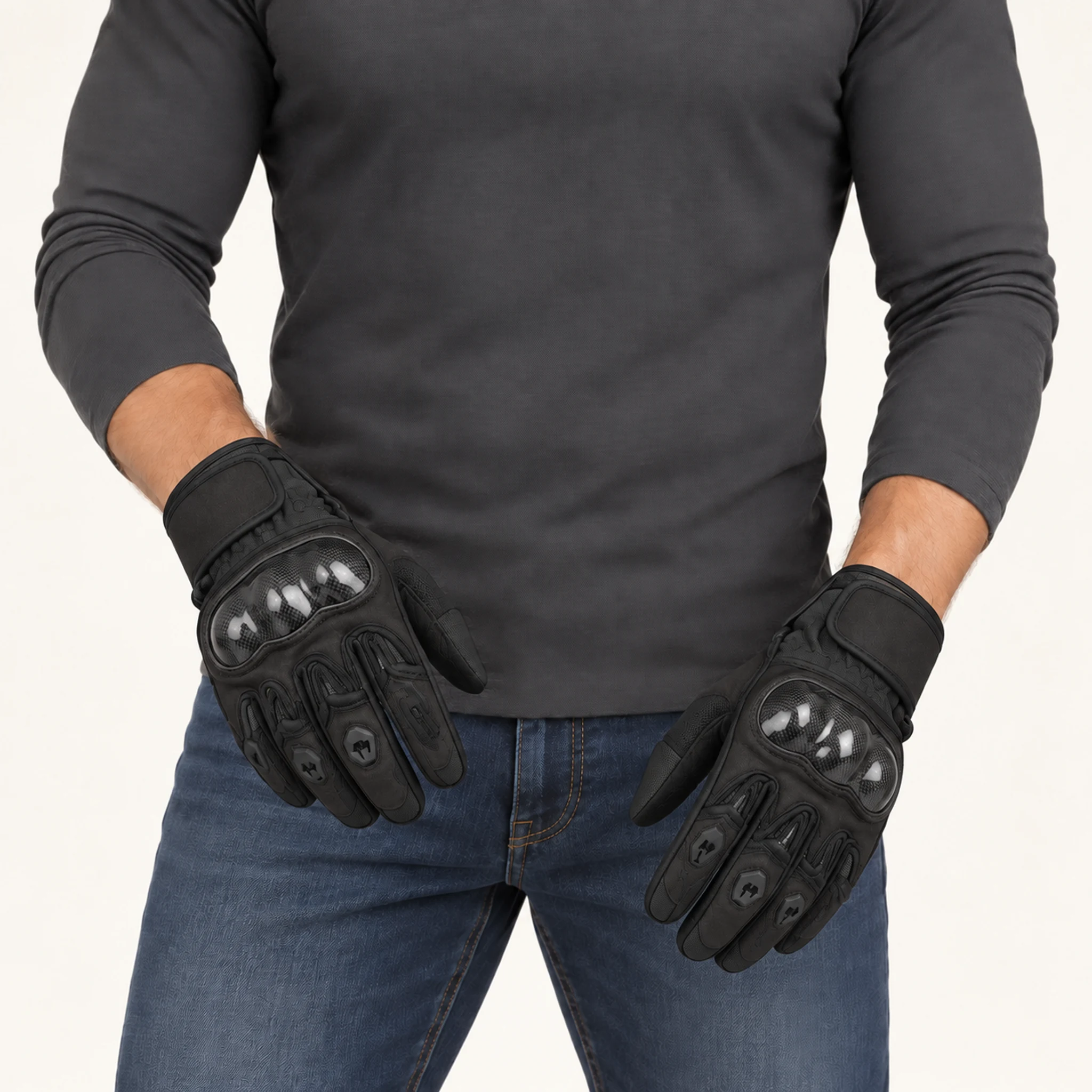 Sommer-Motorradhandschuhe Textil in Schwarz, an einer erwachsenen Person